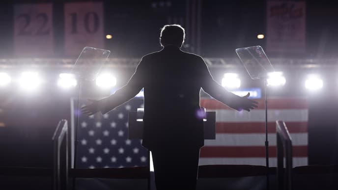 Donald Trump vor Amerika-Flagge
