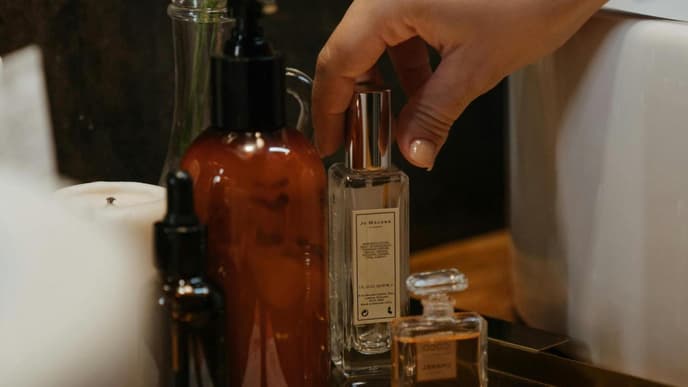 Frau greift zu Parfum