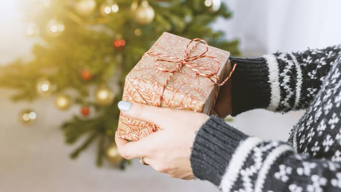 Person mit Geschenk