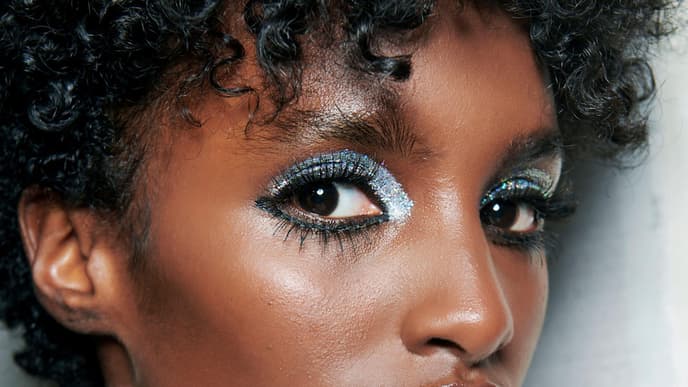 Frau mit glitzernden Wimpern