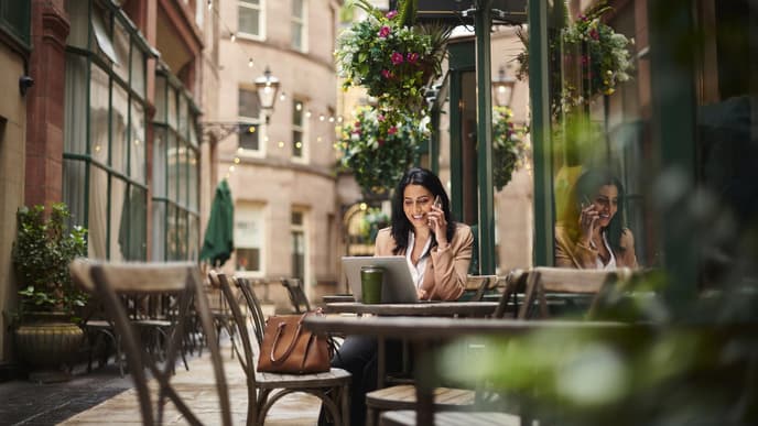 Eine junge Frau arbeitet in einem Café