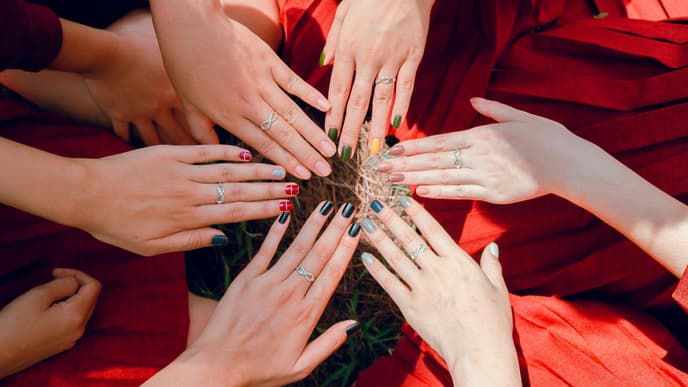 Nagellackfarben und eine Hand