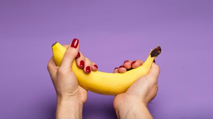Person hält Banane
