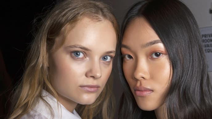 Zwei Models mit natürlichem Make-up