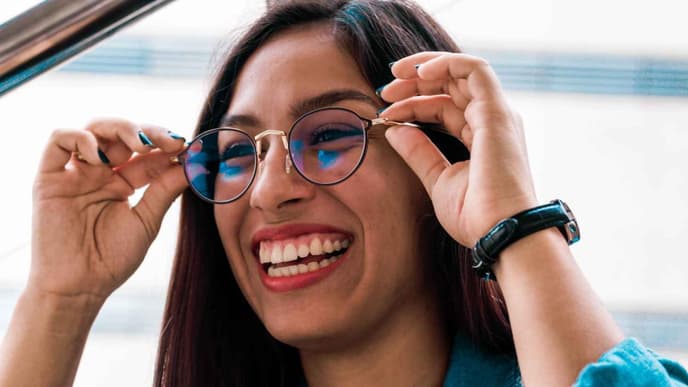 Junge Frau trägt stylische Brille