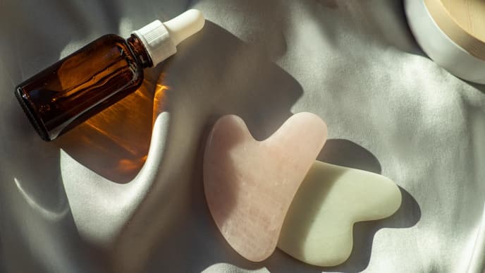 Gua-Sha-Steine und Gesichtsöl