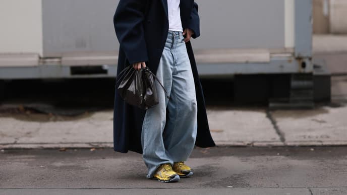 Frau mit hellblauen Jeans