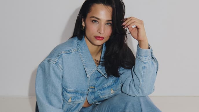 Amira Aly im Denim-Look