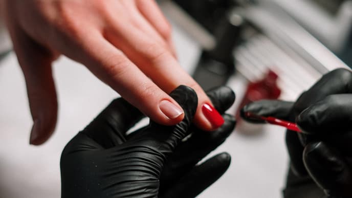 Roter Nagellack auf den Nägeln