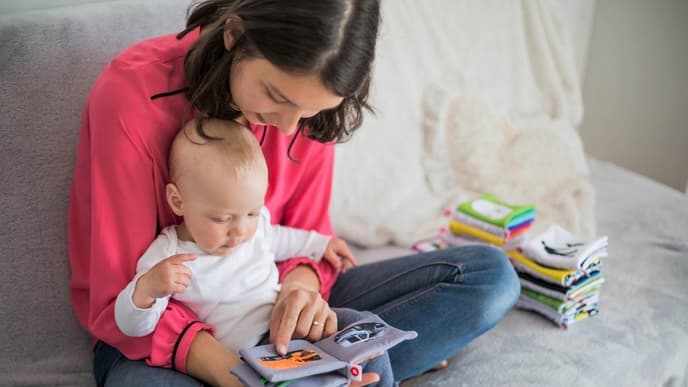 Eine junge Frau mit Baby