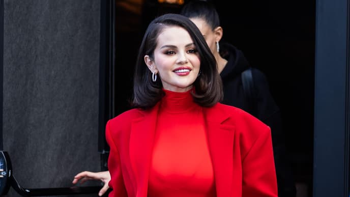 Selena Gomez im roten Outfit