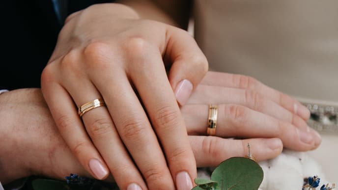 Paar mit Promise Ringen