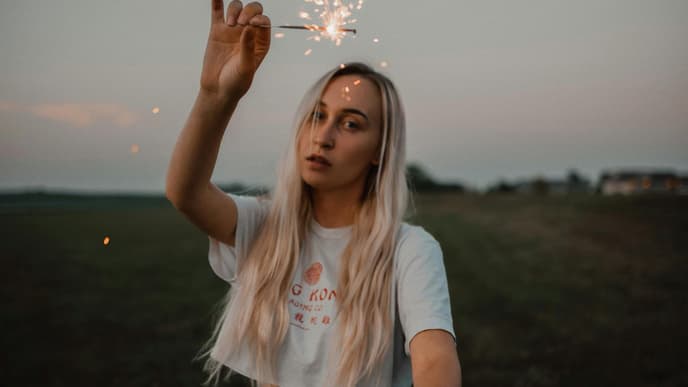 Horoskop: Frau mit Wunderkerze