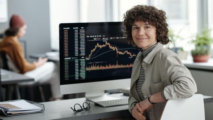 Junge Frau sitzt vor einem Computer