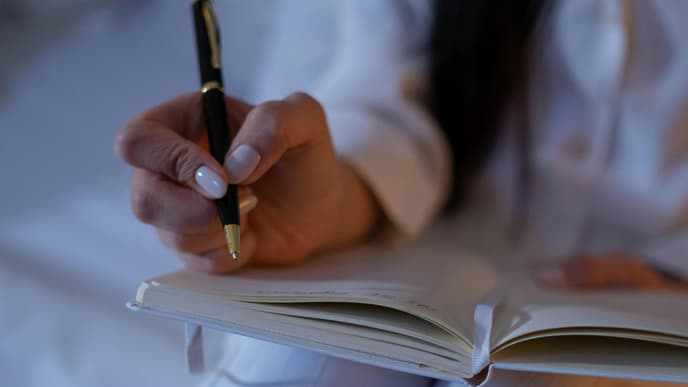 Frau schreibt in ihren Journal