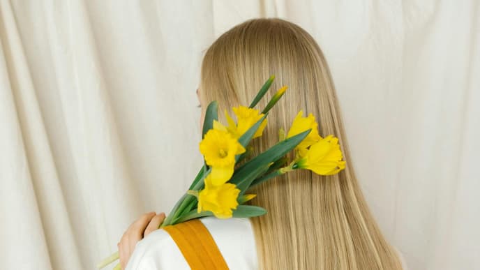 Frau mit Blumen auf der Schulter