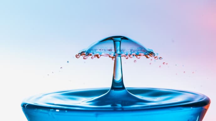 Ein Glas mit Wasser