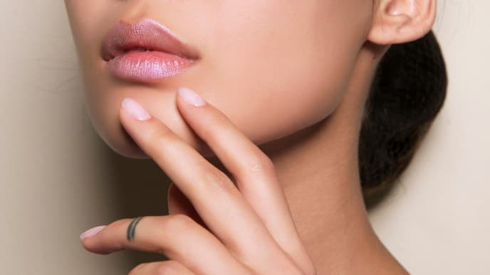 Model mit Watery Nails