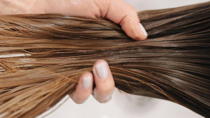Frau haelt Haare