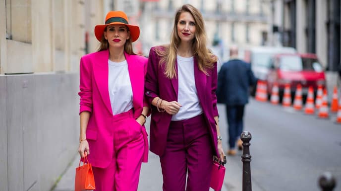Frauen in stylischen Zweiteilern