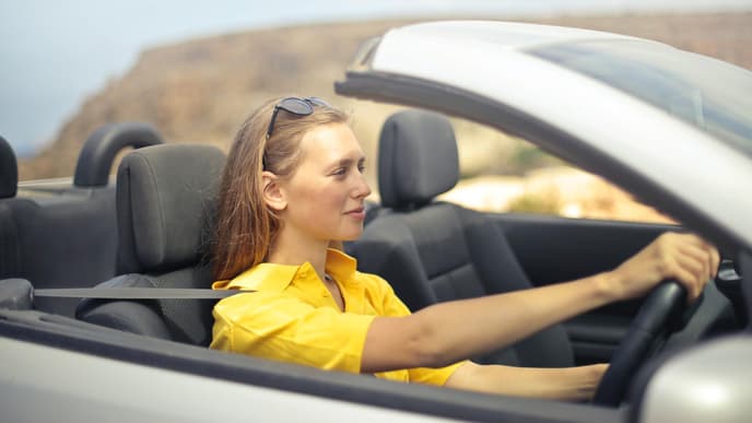 Eine Frau im Auto