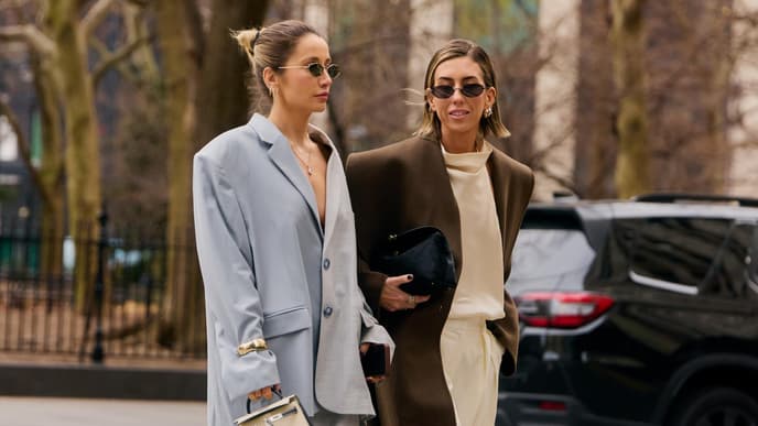 zwei Frauen im Business-Look