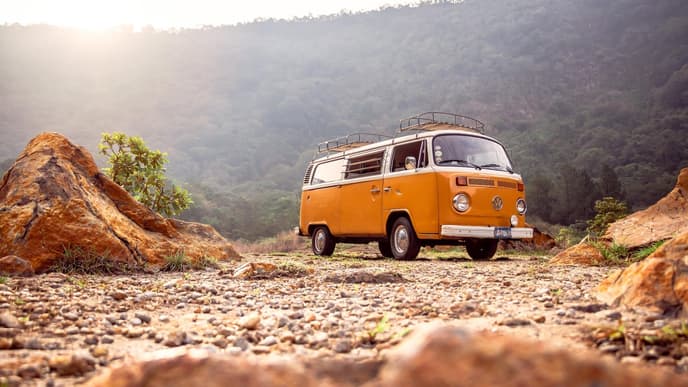 Ein VW Bus auf einem Roadtrip