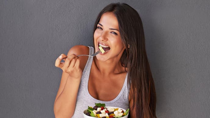 Eine Frau isst einen Salat