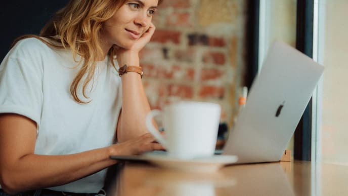 Eine Frau sitzt an ihrem Laptop
