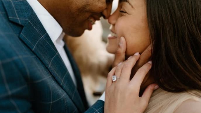 Ein Paar verlobt sich