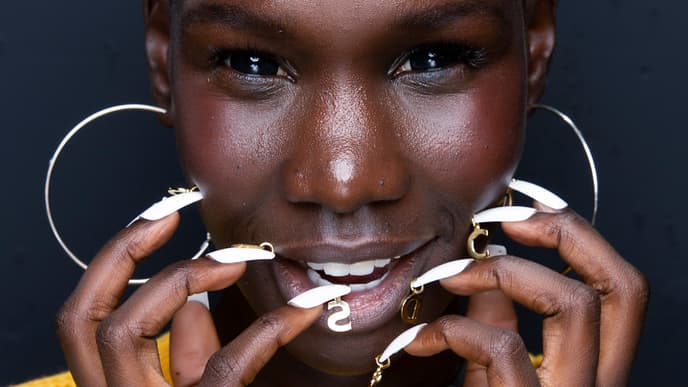 Model mit Pierced Nails