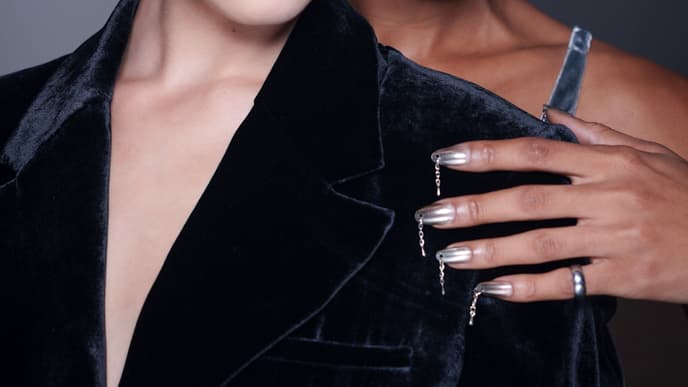 Zwei Models mit Pierced Nails