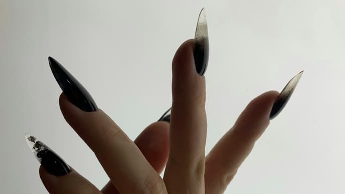 Hand mit Smoke Nails