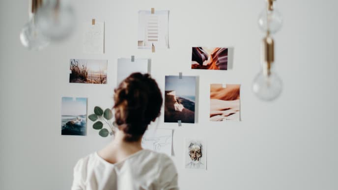 Eine Frau erstellt ein Vision Board