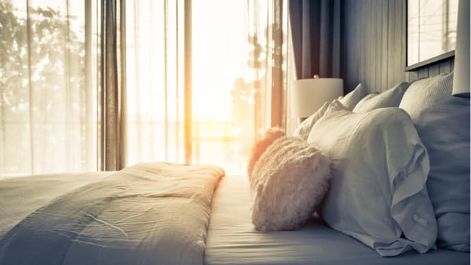 Ein Schlafzimmer mit hellem Lichteinfall