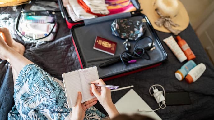 Eine Frau packt ihren Koffer