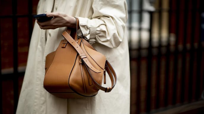 Frau trägt braune Handtasche
