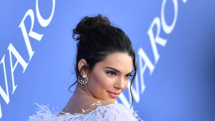 Kendall Jenner mit Hochsteckfrisur