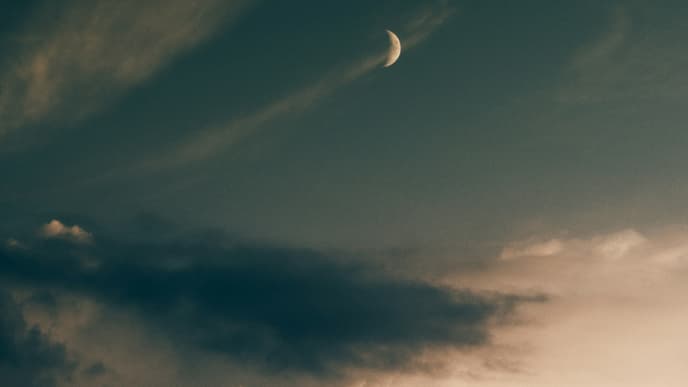 Wolkenhimmel mit Mond