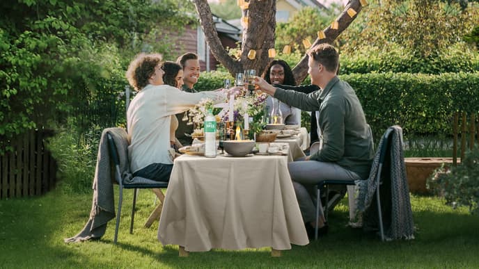 Ein gemütliches Tischfeuer im Garten
