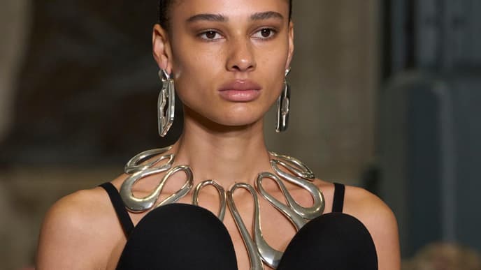 Frau mit Statement-Schmuck