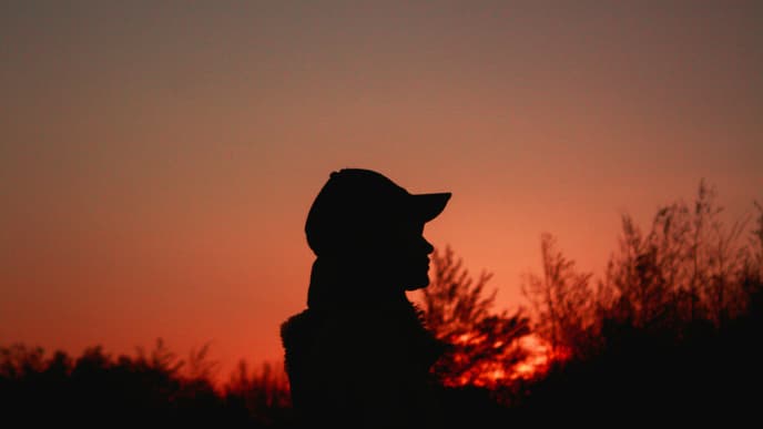 Frau vorm Abendhimmel