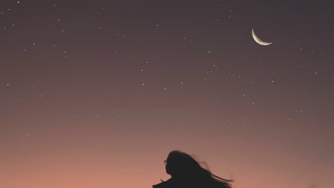 Frau tanzt unter Sternenhimmel Frau tanzt unter Sternenhimmel