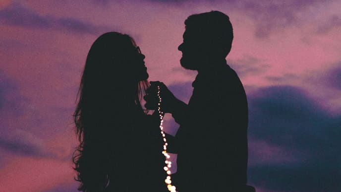 Paar vor Abendhimmel