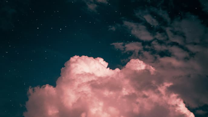 Sternenhimmel mit rosa Wolke