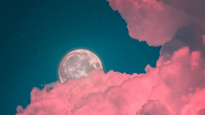 Vollmond hinter rosa Wolken