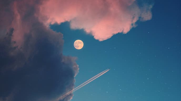 Nachthimmel mit Sternen und Vollmond