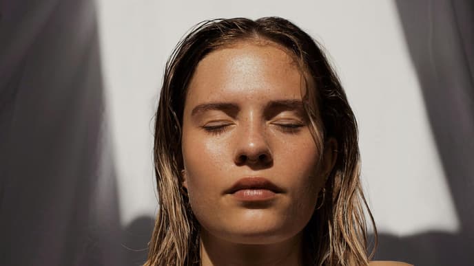 Frau mit geschlossenen Augen