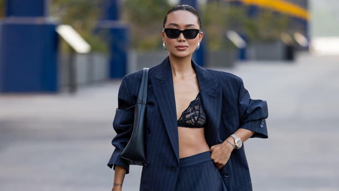 Frau trägt einen schwarzen BH aus Spitze