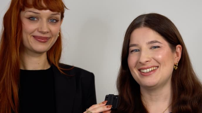 Make-up-Expertin Lisa von KIKO Milano und Redakteurin Laura mit einem Mikrofon.